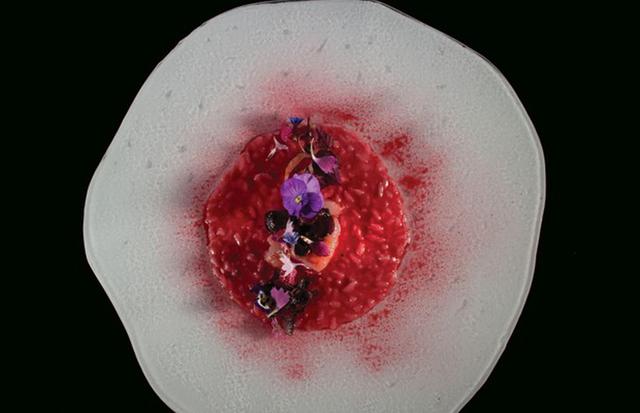 15. Restaurante "Piazza Duomo" en Alba (Italia). Pink risotto and prawns.