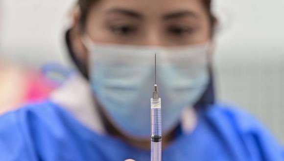 El Minsa indicó que la vacuna bivalente es la protección necesaria para evitar complicaciones del COVID-19. (Foto de Pedro PARDO / AFP)