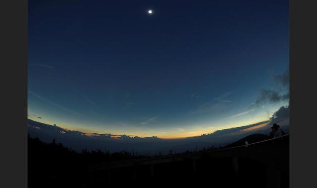 9. El eclipse fue total en Oregón a las 1715 GMT y comenzó a marchar lentamente hacia el este. El fenómeno finalizó a las 1849 GMT cerca de Charleston, donde espectadores se reunieron en una costanera del puerto.