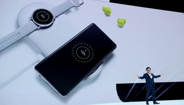 El Galaxy S10 tiene la capacidad de carga inalámbrica inversa, lo que significa que con su propia batería puede cargar otro smartphone. (Foto: AFP)