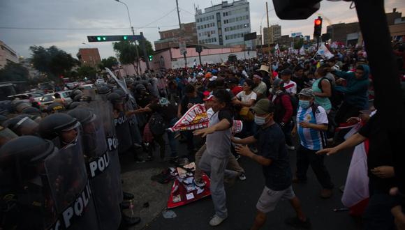 Enfrentamientos entre los protestantes y la policia en el cruce de las avenidas Nicolás de Piérola con Abancay. (Foto: Andrés Paredes / GEC)