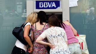 BBVA evaluaría recortar miles de empleos para reducir costos