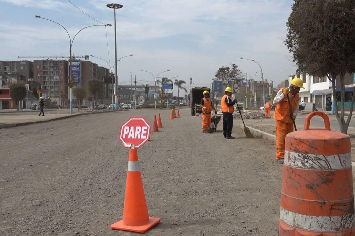 La avenida Santa Rosa recibe mantenimiento para evitar que la polvareda afecte a vecinos. (MTC)