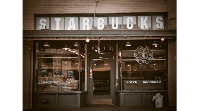 2. Así lucía uno de los primeros locales de Starbucks en Seattle. Ahora la cadena tiene más de 20,000 locales en 60 países.