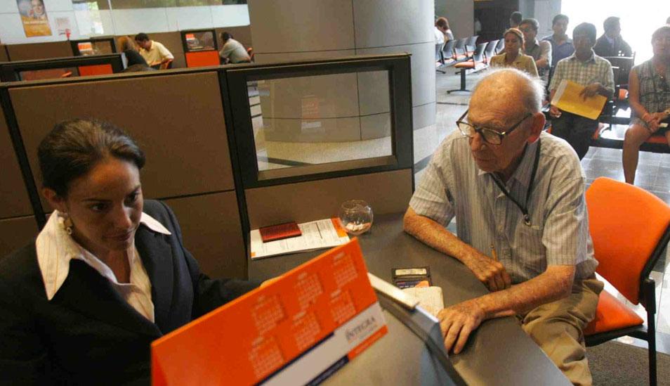 Foto 7 | Congreso cuestiona las nuevas tablas de mortalidad para SPP. Los miembros de la Comisión de Trabajo y Seguridad Social del Congreso de la República cuestionaron duramente la resolución emitida por la Superintendencia de Banca, Seguros y AFP (SBS), que establece nuevas tablas de mortalidad para los pensionistas de las AFP. Los congresistas consideraron insuficientes las explicaciones dadas por la jefa de la SBS, Socorro Heysen, sobre la forma en que se determinó un aumento de la esperanza de vida a los 65 años-para afiliados de AFP-, tanto para hombres ( 87.52 años) como mujeres (90.81 años), vinculada a esas tablas de mortalidad, que entrarán en vigencia el 1 de enero del 2019. Advirtieron que la aplicación de la resolución de la SBS podría afectar las pensiones de los futuros jubilados del Sistema Privado de Pensiones (SPP). Incluso, uno de los legisladores pidió su inmediata derogación. Heysen explicó que es necesario actualizar las tablas de mortalidad para asegurar que las compañías de seguros mantengan las suficientes reservas técnicas para cumplir con el pago de las pensiones vitalicias de los jubilados (Foto: Andina).