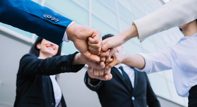 FOTO 6 | 6. Ofrecer ayuda solo cuando sea necesario
El trabajo en equipo es bien valorado por las empresas y a menudo arroja mejores resultados que el trabajo individual, porque se potencian las competencias personales. Sin embargo, involucrarte con asuntos que no competen a tu tarea directamente, es una pérdida de energía que afectará tu trabajo.
Ayudá a tus compañeros solo cuando sea necesario y estés capacitado para colaborar, no te distraigas con problemas ajenos que no sabés solucionar rápido. (Foto: Freepik)