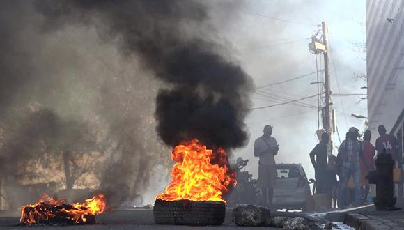 Puerto Príncipe, atraviesa una grave crisis de seguridad a raíz de una espiral de violencia desatada por pandillas armadas. (Photo by Luckenson JEAN / AFPTV / AFP)