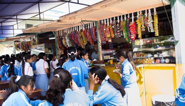 Los referidos negocios no podrán vender la denominada ‘comida chatarra’ en las instituciones educativas, tanto públicas como privadas. (Fotos: archivo El Comercio/Andina)