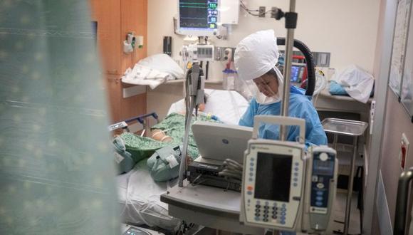 Durante el transcurso de la pandemia, las muertes hospitalarias han representado alrededor del 70% de todas las muertes por COVID-19, y la proporción ha sido aún mayor en los últimos meses. (Foto: EFE/Etienne Laurent)