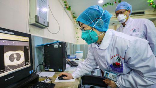 Médicos de China siguen buscando una cura contra el coronavirus. (AFP).