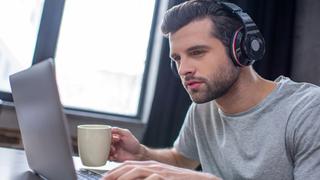 Cuatro estilos de música que debe escuchar si quiere ser más productivo en el trabajo, según estudio 