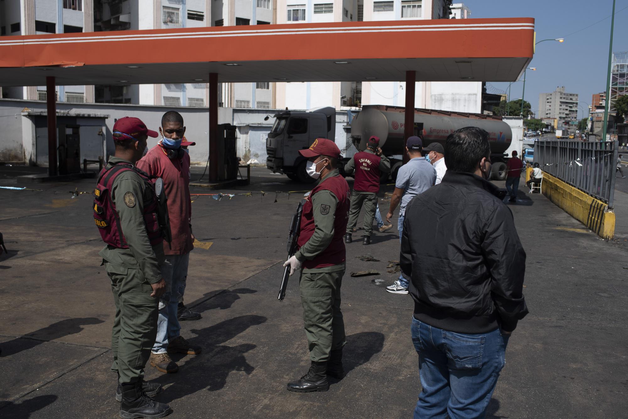 PDVSA ha ofrecido intercambiar un barril de gasolina por hasta tres barriles de crudo entregados una semana después de que se descargue el cargamento. Los comercializadores más pequeños y menos experimentados han disminuido.