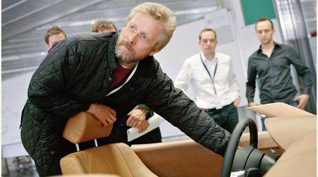 Chris Bangle, es más conocido por su trabajo como jefe de Diseño del Grupo BMW (1992-2009), donde fue responsable de los automóviles BMW, MINI y Rolls-Royce. Supervisó varios BMW, incluyendo las series Z3, Z4, Z8, E46 3, E65 7 y E60 5, además de los renac