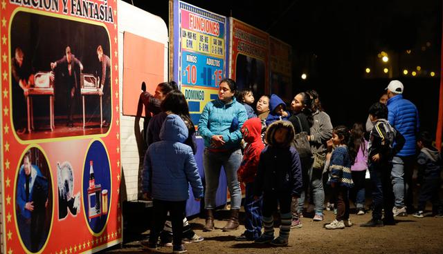 FOTO 1 | Los jóvenes juegan fútbol junto a la carpa de circo Tony Perejil instalada en Puente Piedra. La expansión urbana en la ciudad de 10 millones de habitantes hace que sea difícil encontrar suficiente espacio para instalar una carpa en un vecind