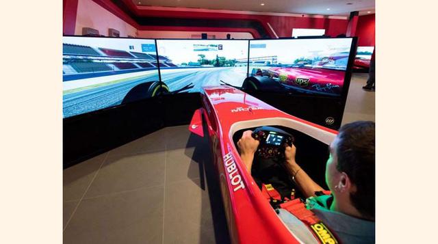 Simuladores de Fórmula 1 en el parque Ferrari Land.