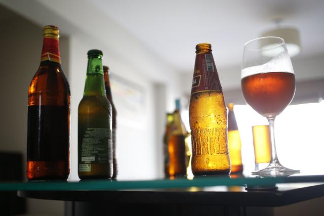 FOTO 2 | El ingrediente con mayor presencia en una cerveza (95%) es el agua, por lo que su consumo moderado permite a las personas mantenerse hidratadas. (Foto: Difusión)