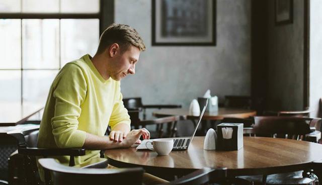 FOTO 2 | 2. Cambia tu entorno
Tu ordinario entorno puede estar matando tu inspiración. Un truco sencillo para reavivar tu creatividad es intentar cambiar lo que te rodea. En ocasiones una atmósfera animada puede ser la diferencia, así que intenta irte a trabajar a un restaurante, a un café o a un parque durante un tiempo.

Además arregla tu espacio de trabajo de forma que incentive tus procesos creativos. Esto estará altamente basado en tus preferencias, pero asegúrate de tener un espacio especial en el que puedas crear y sólo crear, ya sea en casa o en la oficina.