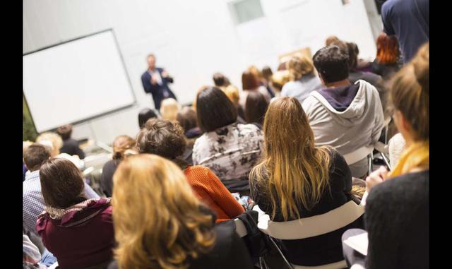 Foto 5 | Hable en público. Para progresar, debe desarrollar sus habilidades de comunicación y ‘hacerse ver’. Hablar en público le permite hacer eso. Hablar, como escribir, también le ayuda a ser visto por otros como un experto.