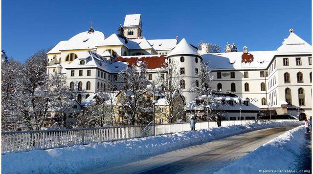 Parada final de la ruta romántica: Uno de los principales centros turíticos de la región es la ciudad de Füssen, en el también llamado Königswinkel o "Rincón del rey". Solo a unos pocos kilómetros del castillo de Neuschwanstein, las atracciones 