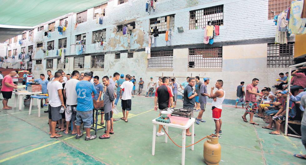 En la actualidad la población penitenciaria supera los 95,000 privados de libertad, equivalente a un 143% de hacinamiento. (Foto: GEC)