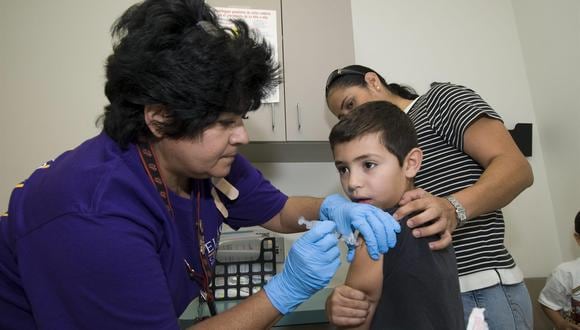 Los niños menores de cinco años conforman el último grupo que queda por recibir vacunas en Estados Unidos. Unos 20 millones de chicos serían elegibles para recibir la inoculación si el gobierno lo autoriza. (EFE/Gary Williams).