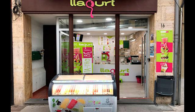 FOTO 6  | 6. Llagurt. Especializada en yogur helado, esta franquicia nace del proyecto emprendedor de dos chicas de Girona que enumeran las siguientes ventajas competitivas del concepto. "Usamos materia prima de proximidad, de granjas cercanas a las tiendas, por lo que el producto es muy fresco, natural y saludable. Por otro lado, no limitamos los toppings, lo que significa que, por un precio cerrado, el cliente puede poner la variedad que quiera en el yogur".
En el apartado económico, el crecimiento del proyecto se sostiene con recursos propios que se van generando. "Lo que aconsejamos a nuestros asociados es que intenten depender de los bancos lo menos posible, para que devuelvan el préstamo y así olvidarse de pagar intereses financieros y cargar con la preocupación añadida de deber dinero a esa entidad".
Una heladería de la red Llagurt se puede montar en un local con un mínimo de 10 metros cuadrados. (Foto: Acolot)