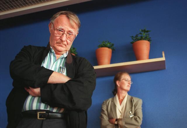 FOTO 3 | Aunque hacia el final de su vida, su nombre aparecía con frecuencia en las listas de hombres más ricos del mundo, él nunca asumió las maneras de un magnate. Conducía un Volvo antiguo y vestía de forma sencilla. En un libro de 1998 que coescribió sobre la historia de IKEA habló de su costumbre de visitar los mercados callejeros de verduras justo antes de que cerraran al final del día, confiando en conseguir precios mejores por los productos. (Foto: Reuters)
