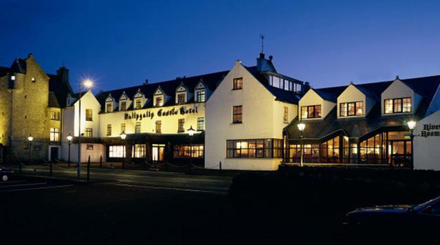 El Ballygally Castle es un castillo en Irlanda. Supuestamente vive en él el fantasma de Lady Isabella, quien murió al caer desde la ventana al tratar de escapar de su marido.(Foto: Ballygally)