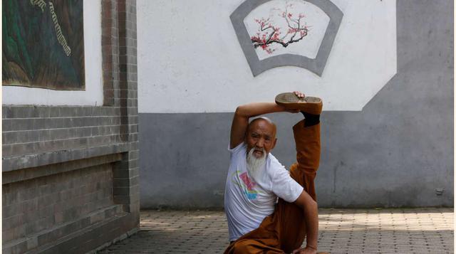 El maestro demuestra su elasticidad. (foto:reuters).(Kim Kyung-Hoon)