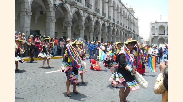 Carnaval de Arequipa. La fiesta principal está centrada en el corso y será este sábado. Desfilan carros alegóricos, además de la elección de la reina del carnaval y concurso de bailes folclóricos.
