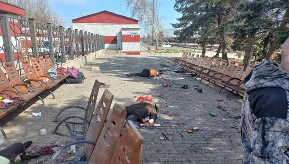 Muchas más personas resultaron heridas y perdieron extremidades en un ataque con cohetes contra la estación de trenes repleta de civiles que huían de la amenaza de una gran ofensiva rusa en el este de Ucrania.  (Foto: Canal Telegram del presidente ucraniano Volodymyr Zelensky vía AP).