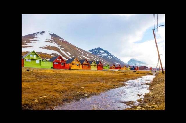 FOTO 7 | 7.  En este lugar nadie puede morir. Longyearbyen es el mayor asentamiento de las islas Svalbard, pertenecientes a Noruega. La rareza del lugar reside en su cementerio, que dejó de enterrar a la gente que fallecía, ya que sus cuerpos no se descomponían al ser preservados por el hielo. Para los científicos e investigadores, el lugar presenta un gran interés científico. Algunos, recuperaron el tejido de un hombre que falleció en 1917, víctima de una epidemia que tocó gran parte de la isla.