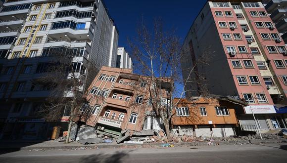 Una fotografía tomada el 16 de febrero de 2023 muestra los edificios dañados cerca del epicentro del terremoto, en el distrito de Pazarcik de la ciudad de Kahramanmaras. (Foto de OZAN KOSE / AFP)