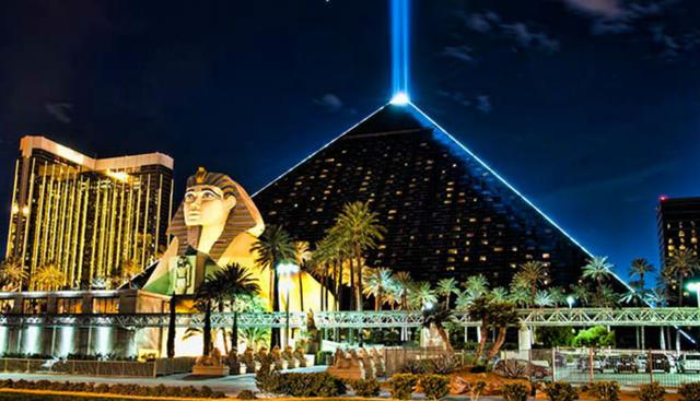Luxor Las Vegas: Con 4 mil 408 habitaciones, y cinco gigantes campos del golf, sus exclusivas instalaciones para clientes cinco estrellas prometen una experiencia en Las Vegas verdaderamente única. (Luxor Las Vegas)
