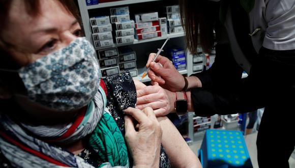 Una persona administra la vacuna de AstraZeneca contra el coronavirus a un paciente en una farmacia de París, Francia, el 19 de marzo de 2021. (REUTERS/Benoit Tessier).