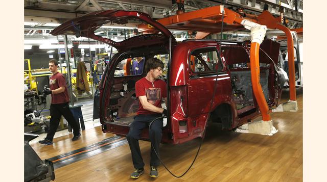 Un trabajador trata de terminar el ensamblaje de la parte interior de una minivan en la plata de Windsor. (Foto: Reuters)
