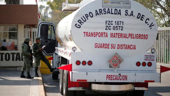 Soldados revisan los documentos de un camión cisterna antes de que ingrese a una refinería en Tula (México). (Foto: Reuters)