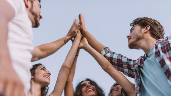 A los jóvenes se les debe enseñar a vivir su presente para alcanzar la felicidad. (Foto: Freepik)