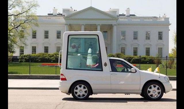 Fotos 5 | 16. Papamóvil. El costo del Papamóvil no es nada en comparación al pasajero que sirve. Este vehículo es a prueba de balas y puede resistir diferentes formas de ataques, ya sea biológicos o químicos. Incluso si uno de sus neumáticos es desinflado