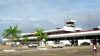 Manifestantes protestan contra Dina Boluarte en exteriores del aeropuerto de Iquitos