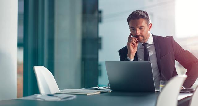 FOTO 4 | 4. Aprenden de sus errores y fracasos
Todo empresario exitoso ha pasado por errores, fracasos, dolores y decepciones. Pero su persistencia está en no seguir los pasos de una generación que ha sido adoctrinada para preferir la seguridad ante la libertad.
Mark Zuckerberg dijo: “Los mayores éxitos provienen de tener la libertad para fracasar”.
Aprender de los fracasos y los errores es una habilidad invaluable que los empresarios exitosos han aprovechado a lo largo de los años, lo que ha contribuido a su vasto nivel de experiencia y conocimiento en los diversos campos.
Ser exitoso en los negocios o en cualquier ámbito no es fácil.
El mundo siempre pondrá a prueba tu pasión, dedicación, persistencia y paciencia; el secreto está en no darse por vencido ni tomarse los fracasos o las decepciones personales.
Recuerda, ¡Todos los obstáculos son parte del viaje! (Fotos: Getty)