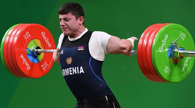 4. De la lucha por el podio a la cama del hospital El halterófilo armenio Andranik Karapetyan luchaba por la medalla de bronce en la modalidad de 'dos tiempos' en -77 kg, pero acabo en el hospital. Al intentar levantar 195 kg, al pesista de 20 a