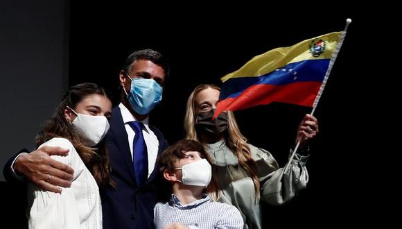 Leopoldo López, su esposa Lilian Tintori y los hijos de ambos antes de la conferencia de prensa en Madrid. (Foto: EFE / Mariscal).