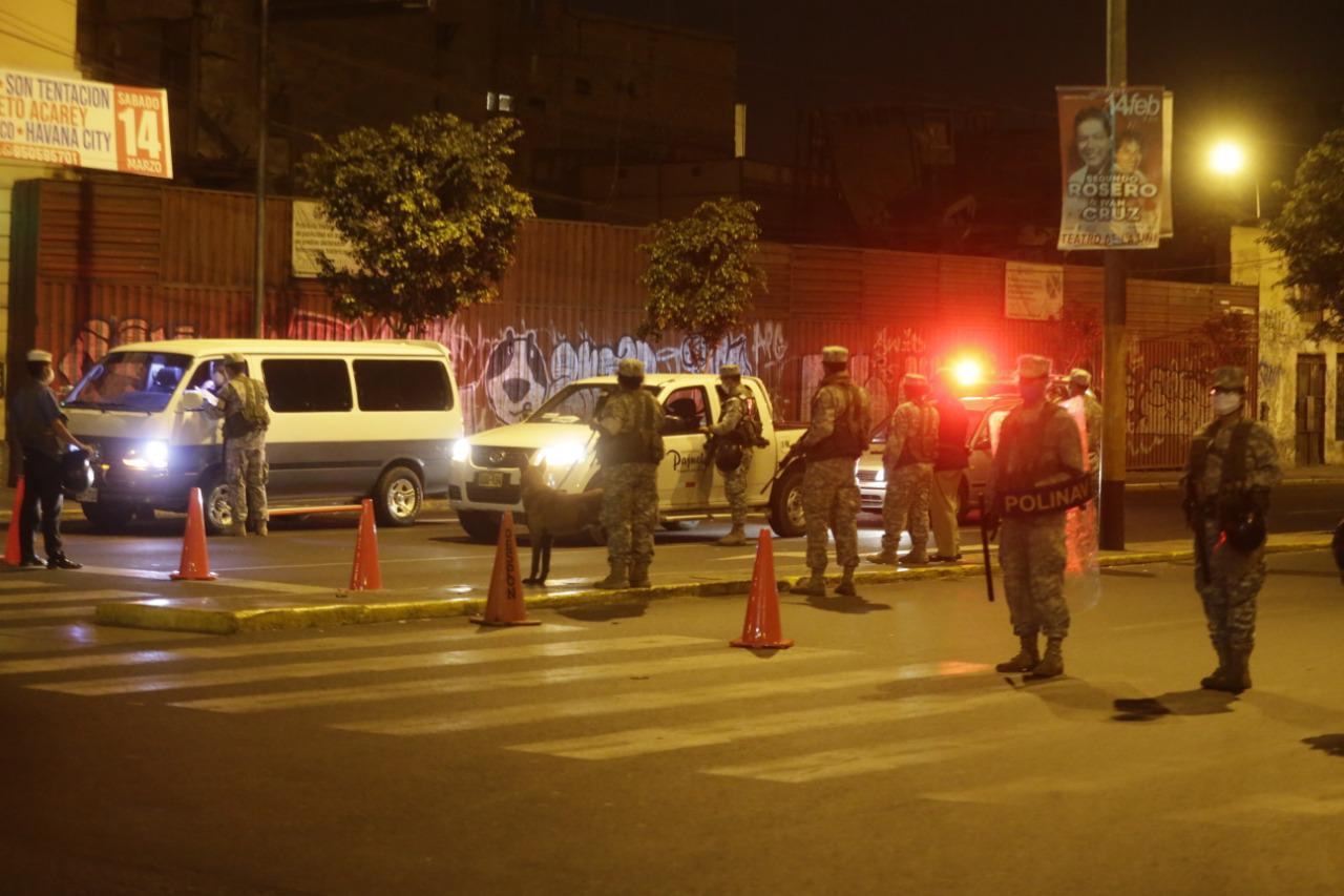 Durante la conferencia de prensa, el mandatario señaló que también se ha interceptado a 70 vehículos conducidos por sus choferes en horas de la noche.
