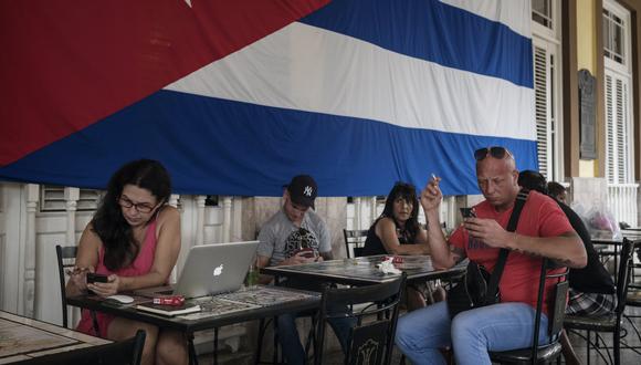 Cubanos se reúnen en un punto de acceso al internet. Bloomberg