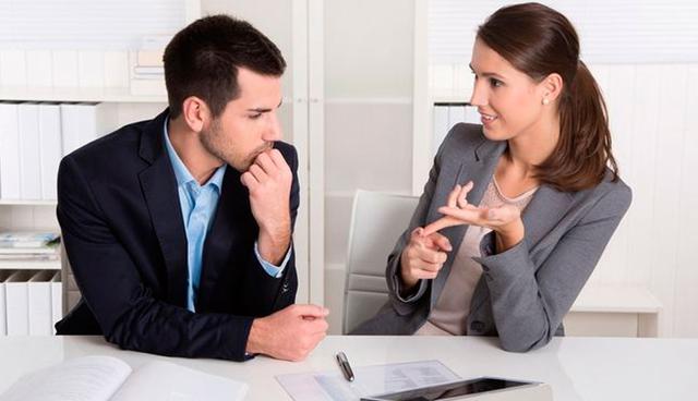 FOTO 5 | Inculparse ante el cliente. Déjale explayarse. Lo primero que hay que hacer es dejarle que descargue su emoción, tenga o no razón. Hay que dejarle que vuelque su rabia y tratar de apaciguarle con frases del tipo “imagino cómo se debe sentir”.

Asume la responsabilidad de la empresa. Reconoce tu parte de culpa o la de la empresa. El cliente quiere saber que la compañía es consciente del problema que le ha causado.

Analiza el problema en su justa medida. Es importante analizar hasta qué punto es cierta la queja, la reclamación, el error y si es necesario hacerle ver en qué partes no tiene razón para evitar conflictos futuros. (Foto: Difusión)