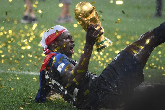 FOTO 12 | Benjamin Mendy tiene origen senegalés y es uno de los laterales del campeón. Sus ingresos suman 5.8 millones de euros al año. (Foto: AFP)