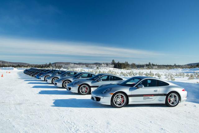 Porsche Driving Experience Winter ofrece capacitación práctica sobre hielo y nieve para maximizar la precisión y desempeño para las inclemencias del clima. El curso se imparte en Levi, Finlandia, durante el invierno (boreal).
