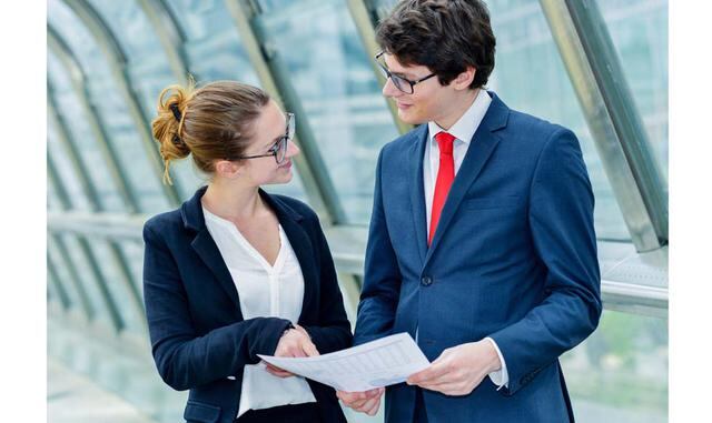 FOTO 3 | Comunícate adecuadamente: Procura siempre comunicarte con tu jefe de la manera que más le guste. Si suele ponerse en contacto contigo a través del correo, sigue la misma línea. Si en cambio tiene a llamarte o prefiere mantener conversaciones cara