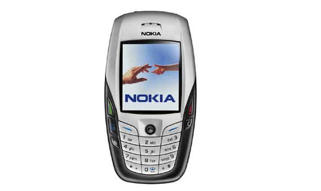 Los dispositivos anteriormente mencionados solo eran capaces de tomar fotos. Tuvimos que esperar un año para encontrar las primeras cámaras de video en los móviles, que llegaron con los Nokia 6600 y 7600.